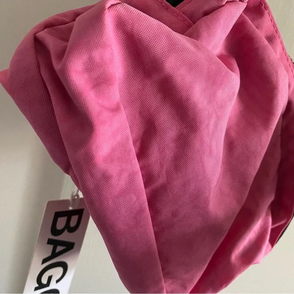 BAGGU Fanny Pack in Azalea Pink - Picture 4 of 8